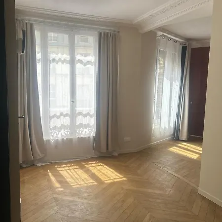 Typical Parisian Lägenhet *